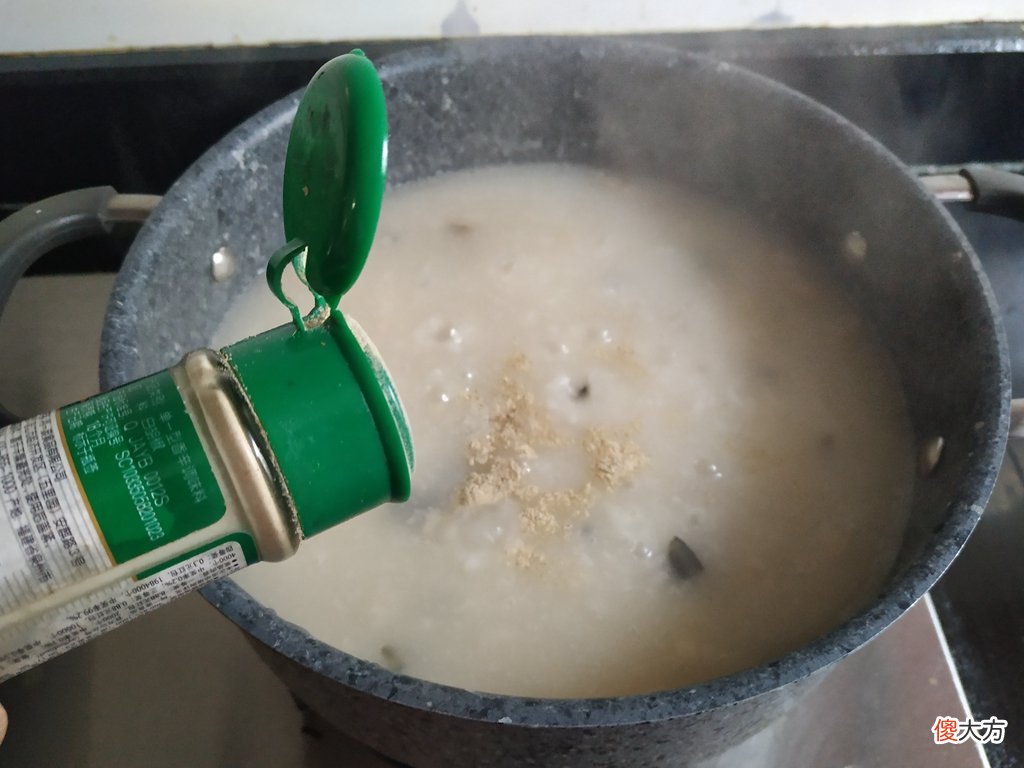 加些瘦肉与皮蛋煮锅粥 用锅煮皮蛋瘦肉粥
