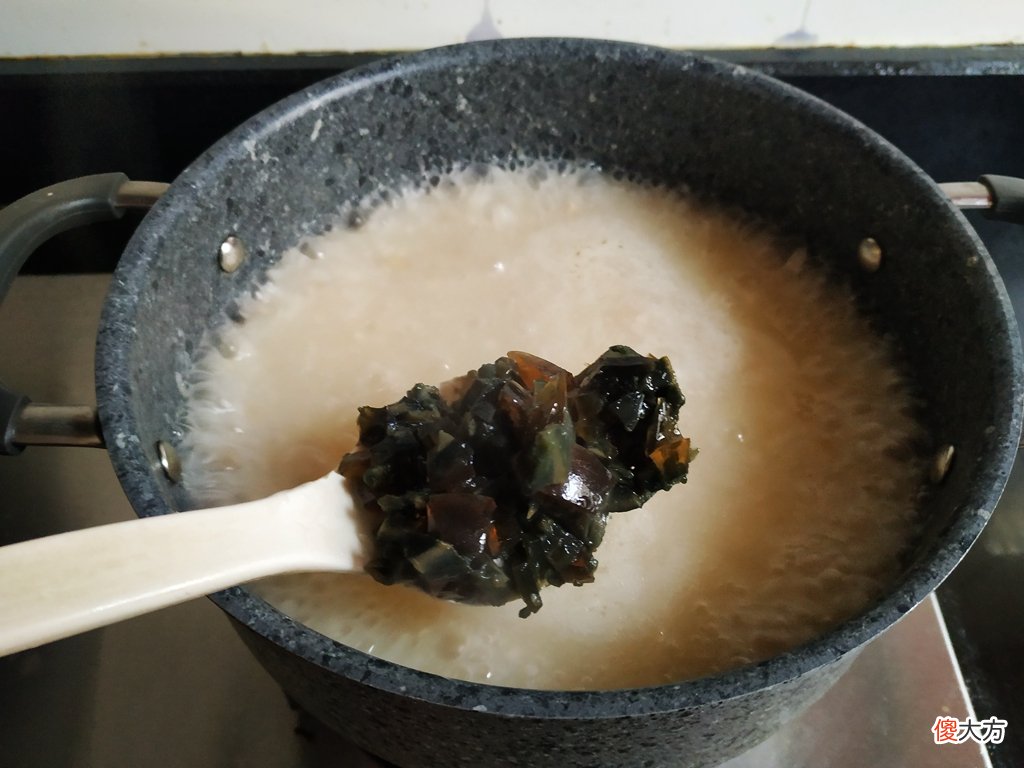 加些瘦肉与皮蛋煮锅粥 用锅煮皮蛋瘦肉粥