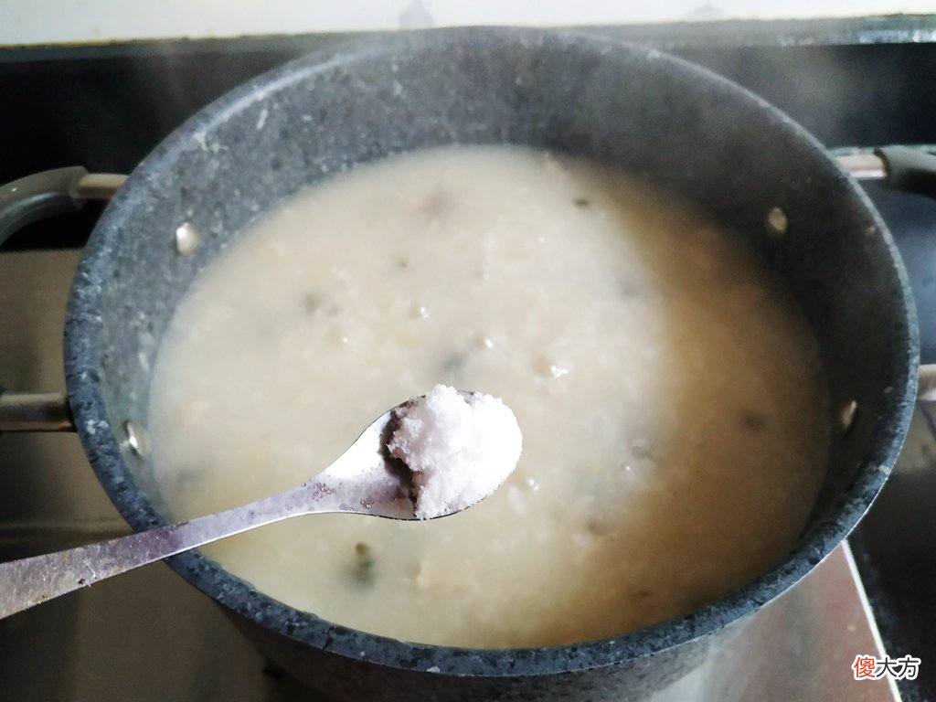 加些瘦肉与皮蛋煮锅粥 用锅煮皮蛋瘦肉粥