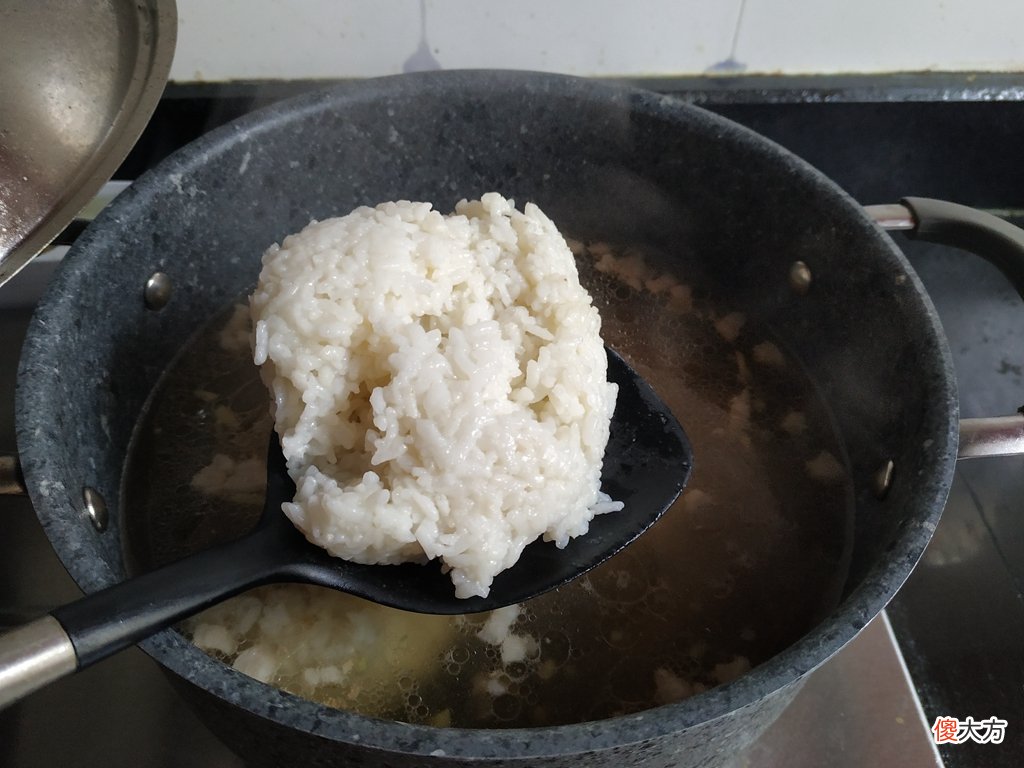 加些瘦肉与皮蛋煮锅粥 用锅煮皮蛋瘦肉粥