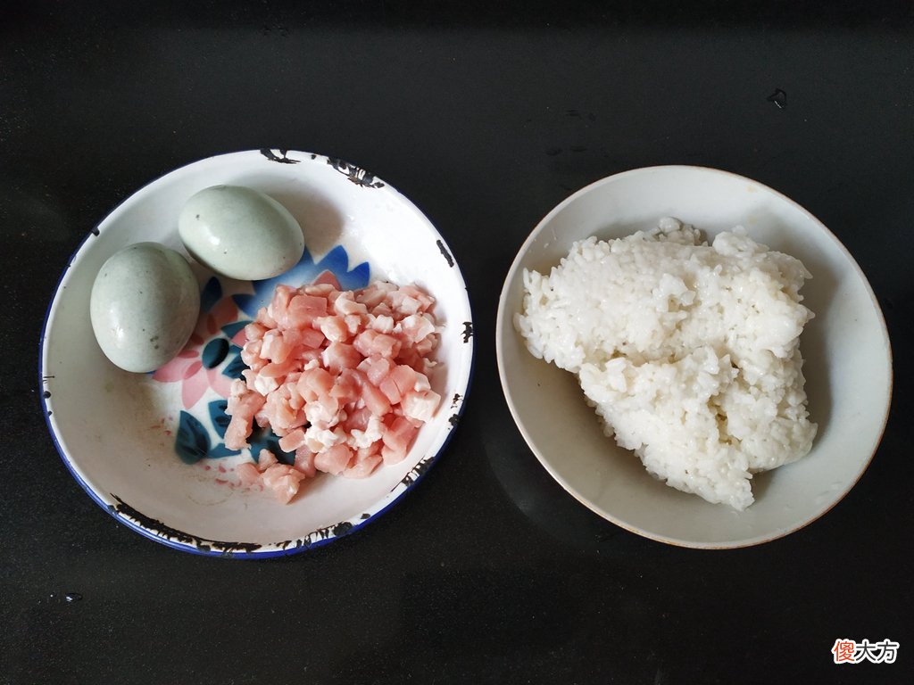 加些瘦肉与皮蛋煮锅粥 用锅煮皮蛋瘦肉粥
