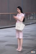 【时尚一点】姿色天然的美女一条粉色的连衣裙，如此穿着年轻魅力无限