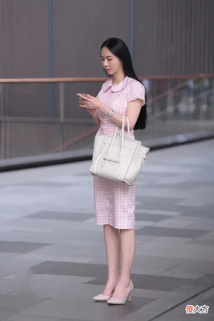 【时尚一点】姿色天然的美女一条粉色的连衣裙，如此穿着年轻魅力无限