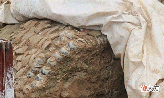 【历史故事】重庆出土豪华古墓，由2000个青花瓷碗砌成，专家至今不敢随意乱动