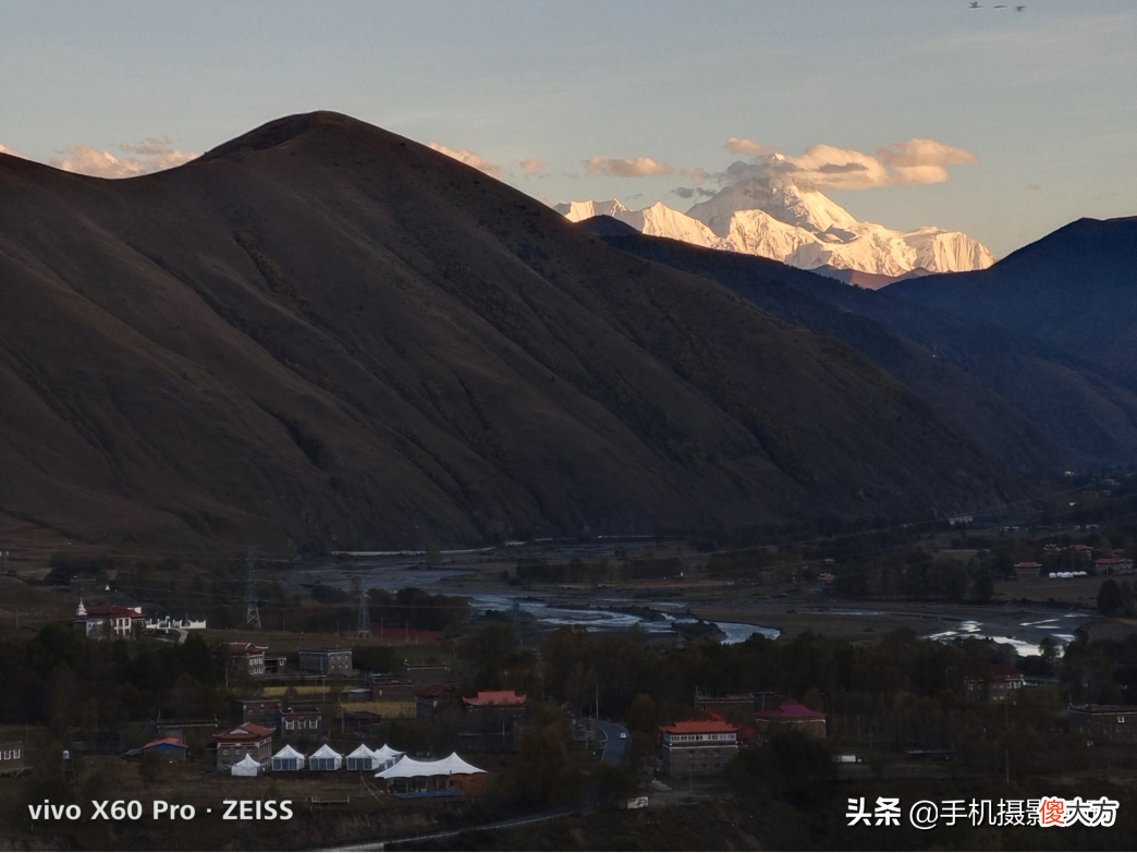 新都桥，相比单反拍到的日照金山，我更喜欢这张手机拍摄的月升