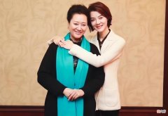 【就爱时尚】车晓母女罕见合体，穿皮衣配裙装简约知性，妈妈花哨打扮更抢镜