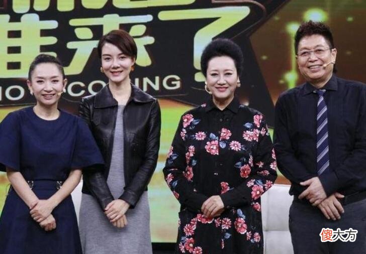 【就爱时尚】车晓母女罕见合体，穿皮衣配裙装简约知性，妈妈花哨打扮更抢镜