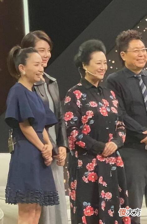 【就爱时尚】车晓母女罕见合体，穿皮衣配裙装简约知性，妈妈花哨打扮更抢镜