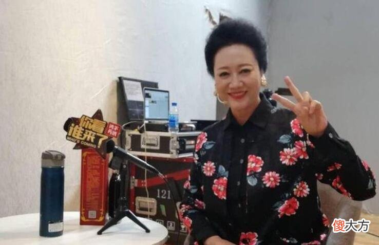 【就爱时尚】车晓母女罕见合体，穿皮衣配裙装简约知性，妈妈花哨打扮更抢镜