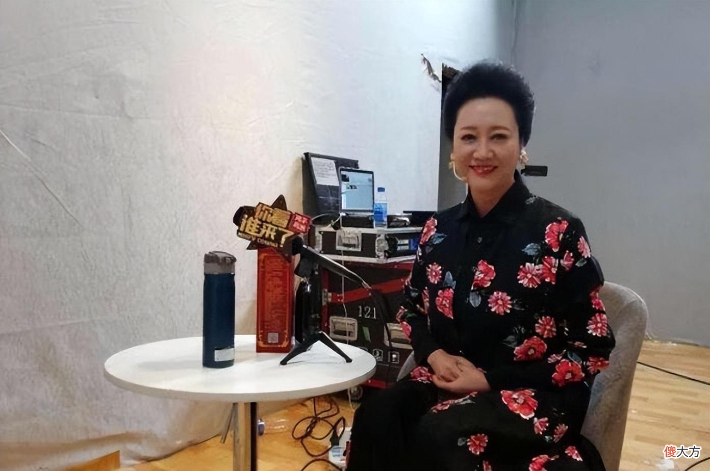 【就爱时尚】车晓母女罕见合体，穿皮衣配裙装简约知性，妈妈花哨打扮更抢镜