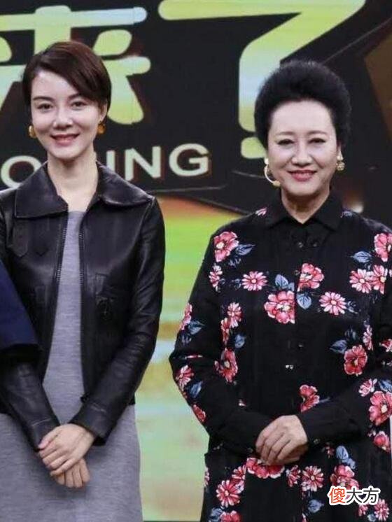 【就爱时尚】车晓母女罕见合体，穿皮衣配裙装简约知性，妈妈花哨打扮更抢镜