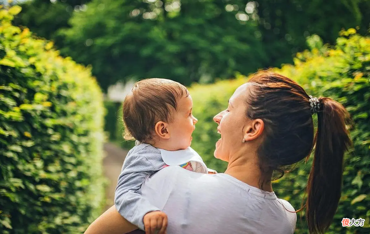 小婴儿6个月内不能竖抱？错！出生后就可以，好处还很多