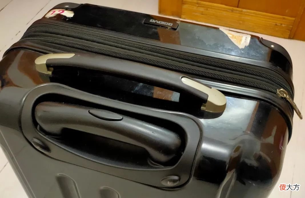 航空人的行李箱 客机随身携带的行李箱