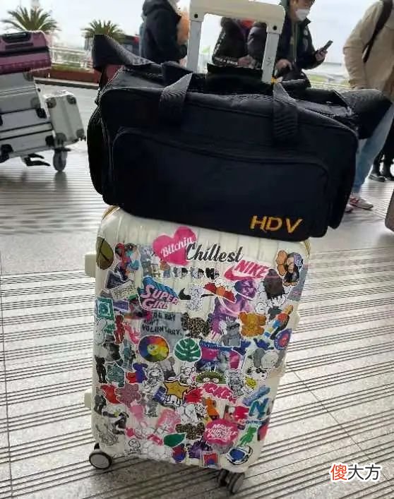 航空人的行李箱 客机随身携带的行李箱