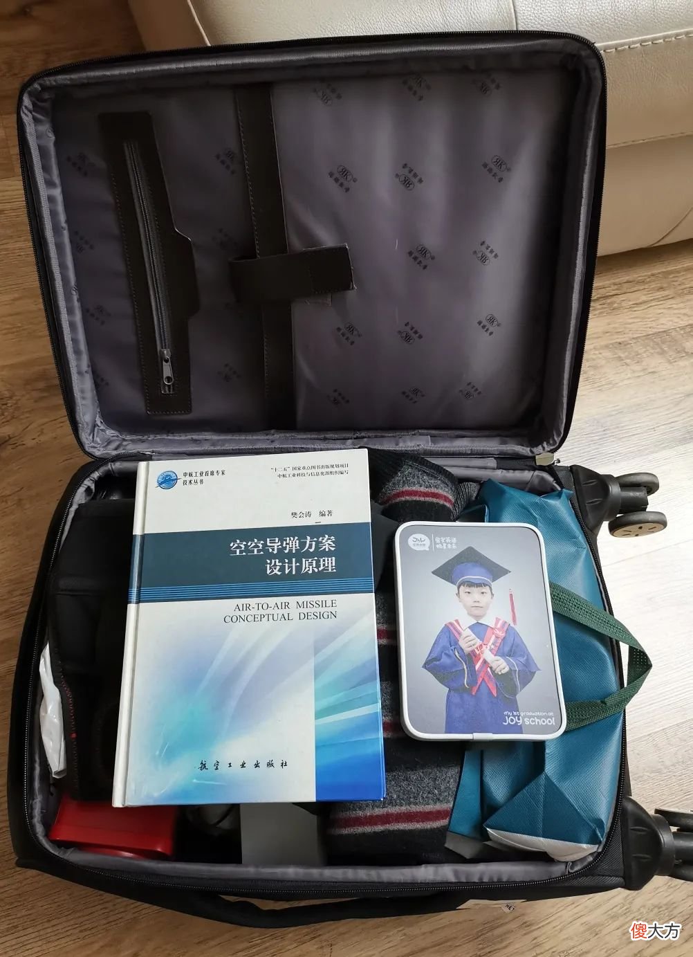 航空人的行李箱 客机随身携带的行李箱