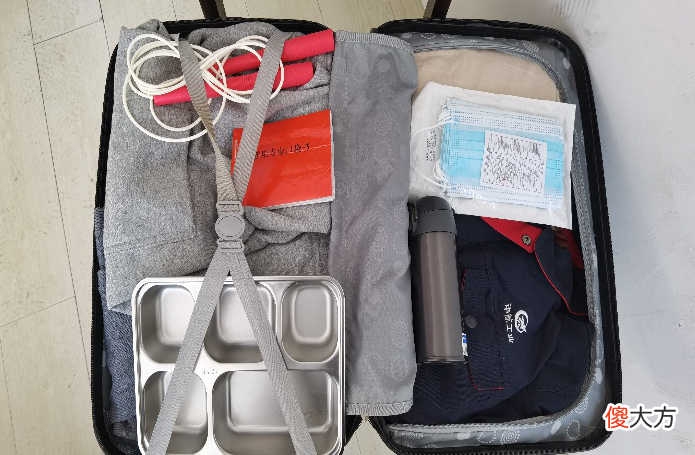 航空人的行李箱 客机随身携带的行李箱