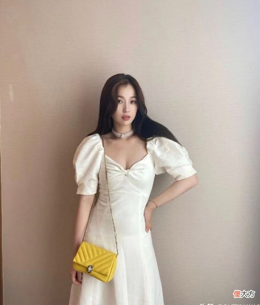 【时尚一点】比仙女裙还火的“渣女裙”来了！可甜可撩，女明星也在抢着穿