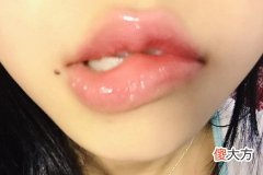 女人嘴角右边有痣代表什么