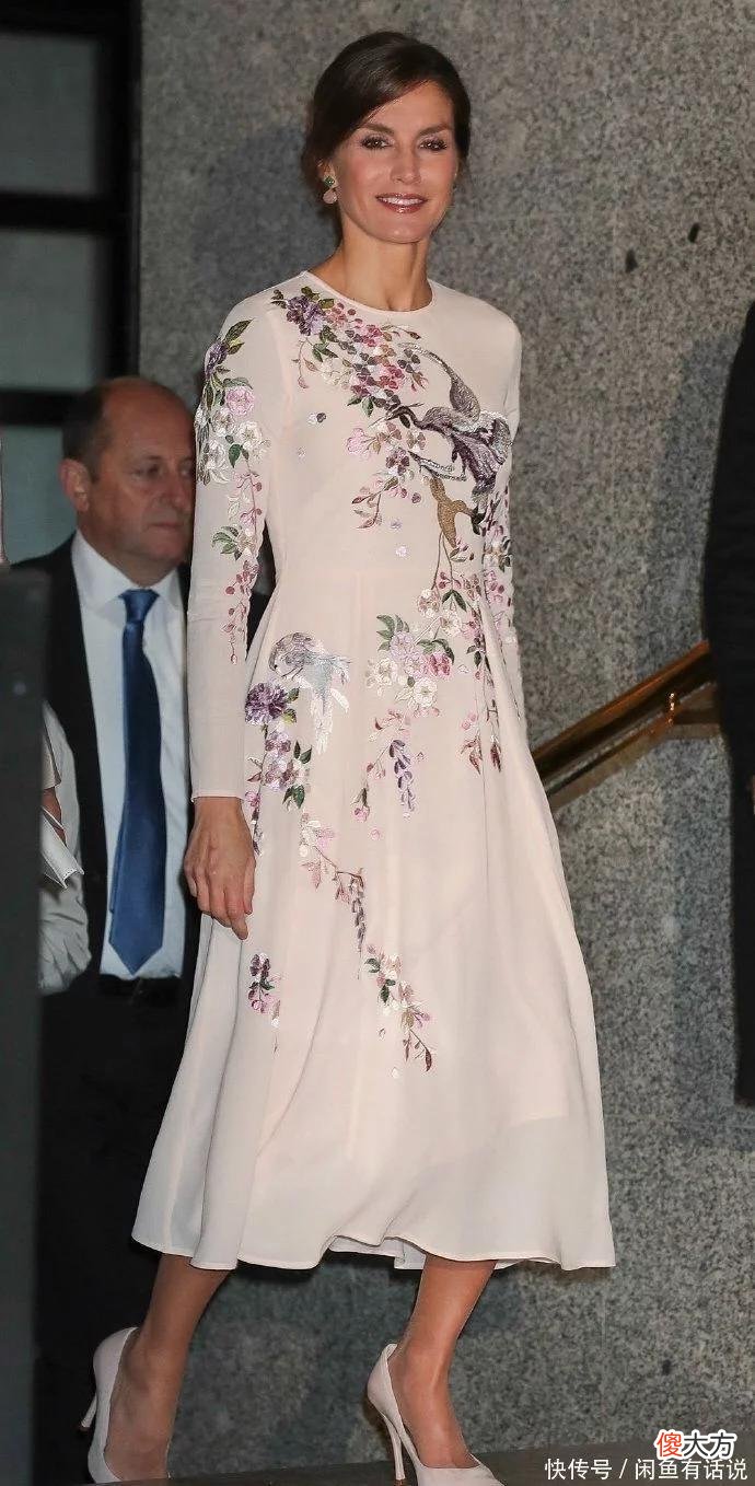 【就爱时尚】穿裙子只服西班牙王后，“过膝不过踝”优雅得体，值得妈妈辈借鉴
