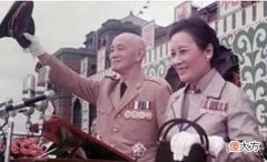 【爱历史】蒋介石追悼的会上，蒋经国说了一句话，宋美龄听后立刻去了美国