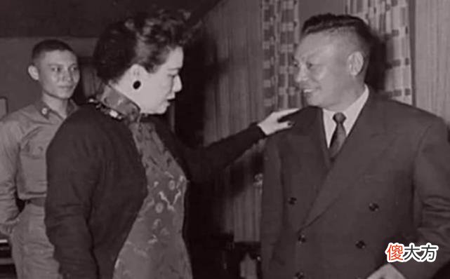 【爱历史】蒋介石追悼的会上，蒋经国说了一句话，宋美龄听后立刻去了美国