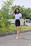 【就爱时尚】时尚精致的都市丽人白色衬衫搭配黑色短裙高跟鞋，身材丰腴优雅女人味