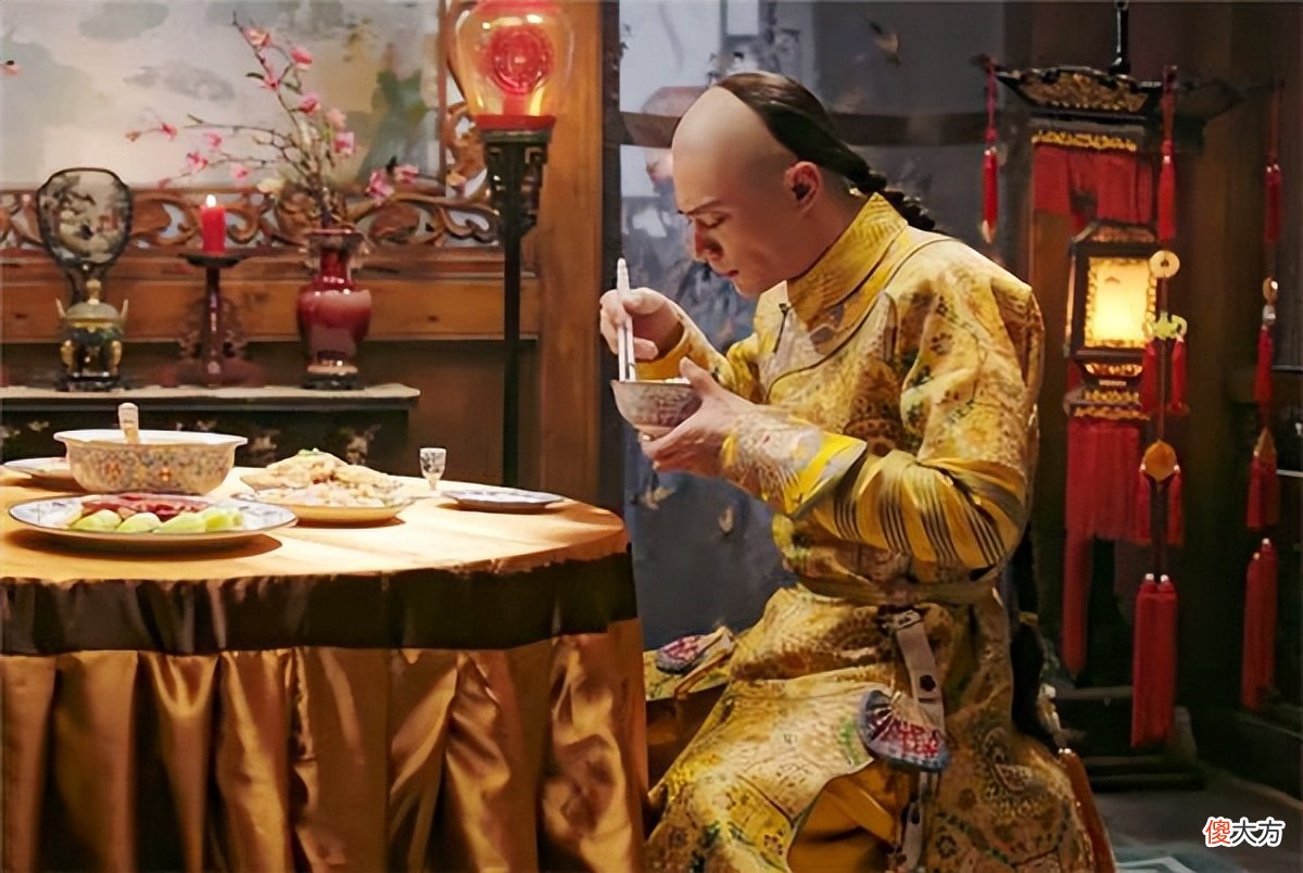 【历史故事】古代皇帝吃完饭，剩下的饭菜是怎么处理的？说出来你别不信