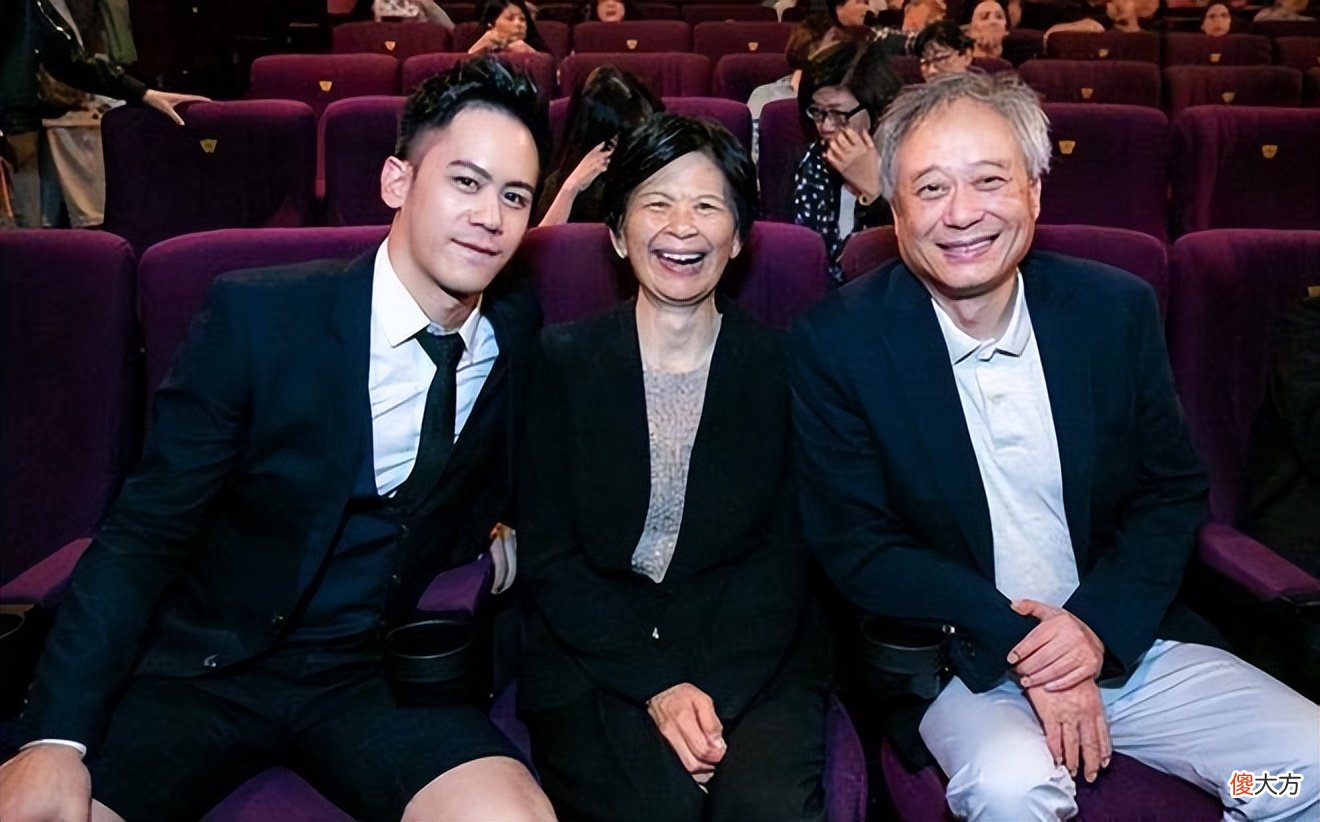 【时尚一点】李安妻子气质不一般，穿着朴素却不普通，花甲之年不化妆超精神