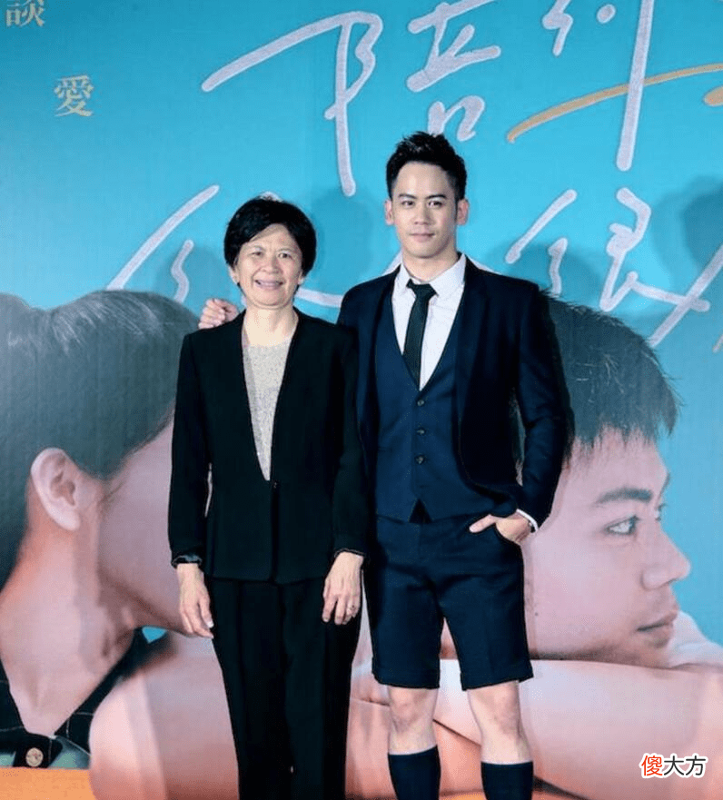 【时尚一点】李安妻子气质不一般，穿着朴素却不普通，花甲之年不化妆超精神