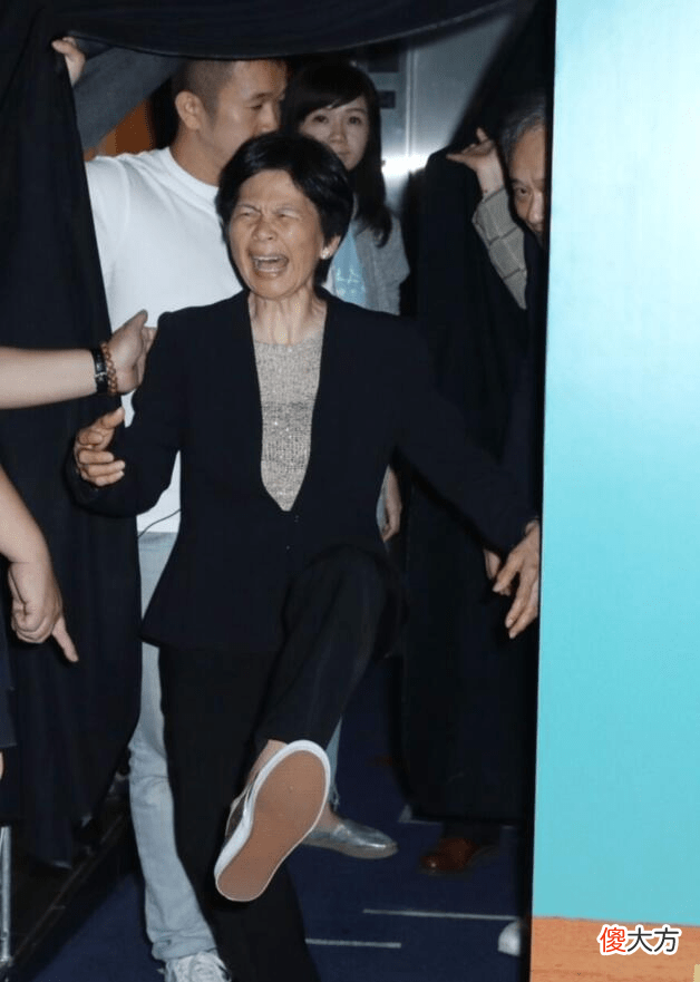 【时尚一点】李安妻子气质不一般，穿着朴素却不普通，花甲之年不化妆超精神
