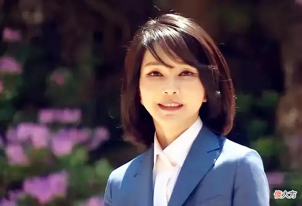 【就爱时尚】韩国新总统夫人彻底火了！49岁还有娃娃脸，一天换四套礼服美出圈