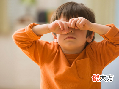 孩子有这4种表现说明已经近视了，家长要引起重视并做好日常防控