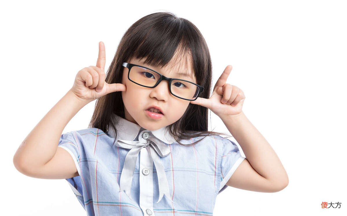 孩子有这4种表现说明已经近视了，家长要引起重视并做好日常防控
