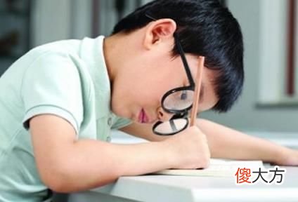 孩子有这4种表现说明已经近视了，家长要引起重视并做好日常防控