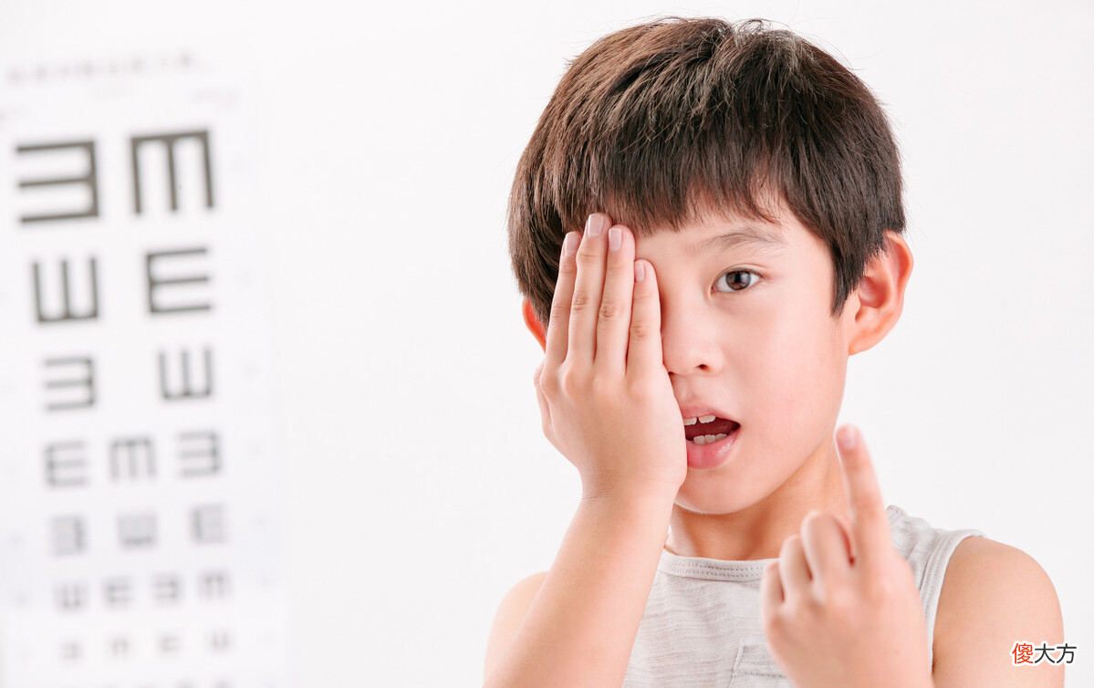 孩子有这4种表现说明已经近视了，家长要引起重视并做好日常防控