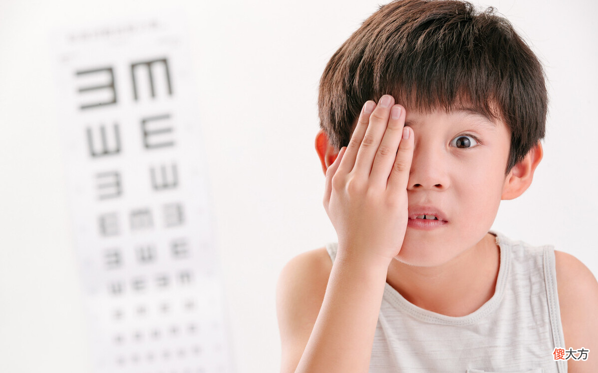 孩子有这4种表现说明已经近视了，家长要引起重视并做好日常防控