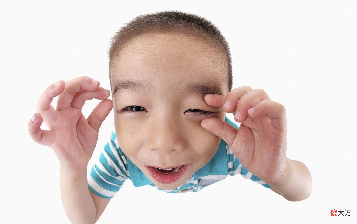 孩子有这4种表现说明已经近视了，家长要引起重视并做好日常防控