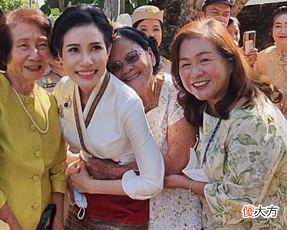 【历史故事】诗妮娜仪容仪态减分，行屈膝礼时似“鹌鹑”，不如王后端庄大气