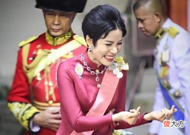 【历史故事】诗妮娜仪容仪态减分，行屈膝礼时似“鹌鹑”，不如王后端庄大气