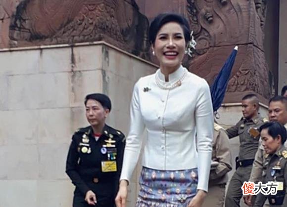 【历史故事】诗妮娜仪容仪态减分，行屈膝礼时似“鹌鹑”，不如王后端庄大气