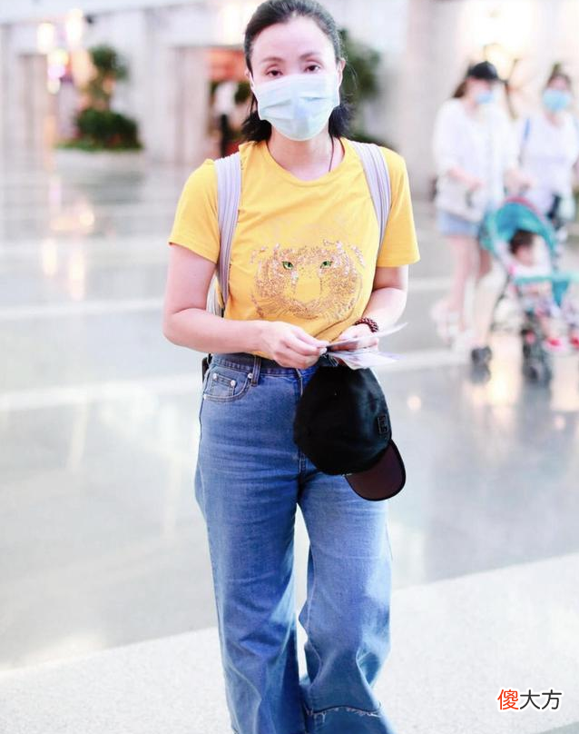 【时尚一点】麻袋牛仔裤搭配小黄背心，小陶虹的大妈气质，网友：老了！