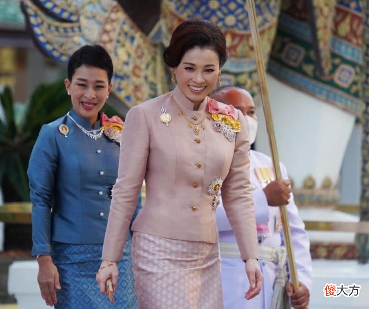 【就爱时尚】44岁苏提达换新发型，八字刘海女人味十足，惹得泰王频频回头看