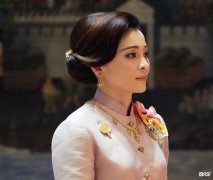 【就爱时尚】44岁苏提达换新发型，八字刘海女人味十足，惹得泰王频频回头看