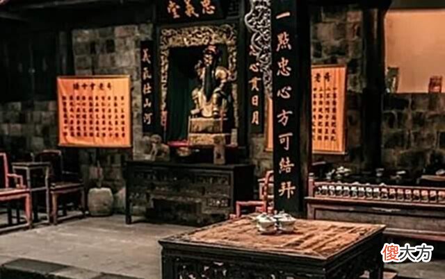 【爱历史】1938年,日军准备洗劫乔家大院,看到门口挂的东西时却下令返回