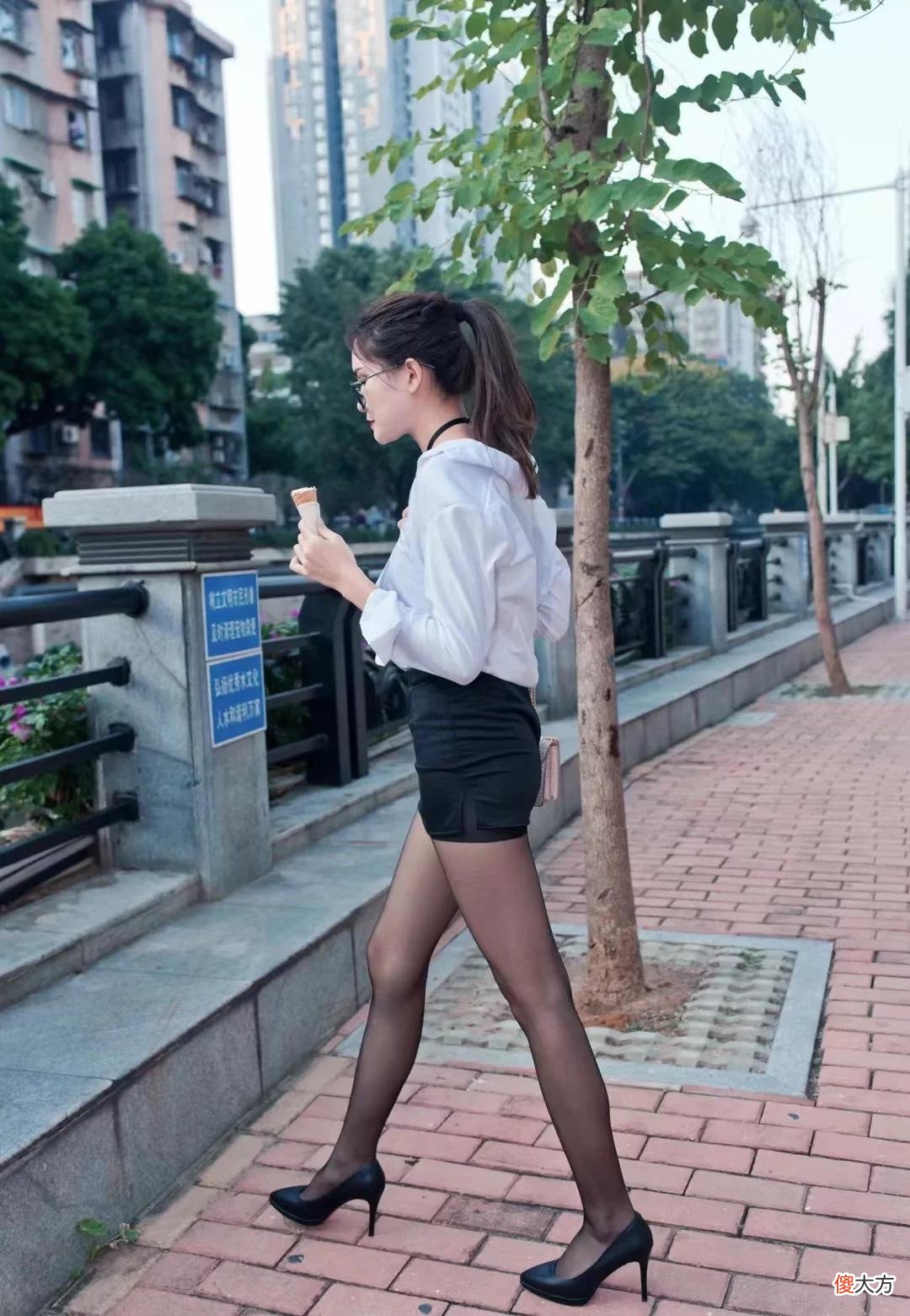 【时尚一点】职业装配高跟鞋穿搭气质优雅靓丽，高挑身材展现时尚品味