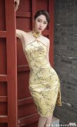 【就爱时尚】身穿挂脖款式的旗袍裙大气的色彩穿上它走在大街上想不吸睛都难