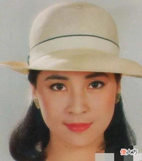 【时尚一点】还记得全网最火的黑色婚纱女孩吗？如今面目清秀，生活普通