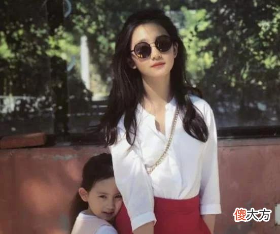 【就爱时尚】“巨人新娘”火了，以为是背影杀手，却被正脸惊艳了：真是洋娃娃