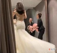 【就爱时尚】“巨人新娘”火了，以为是背影杀手，却被正脸惊艳了：真是洋娃娃