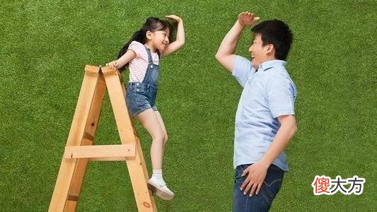 【就爱时尚】“巨人新娘”火了，以为是背影杀手，却被正脸惊艳了：真是洋娃娃